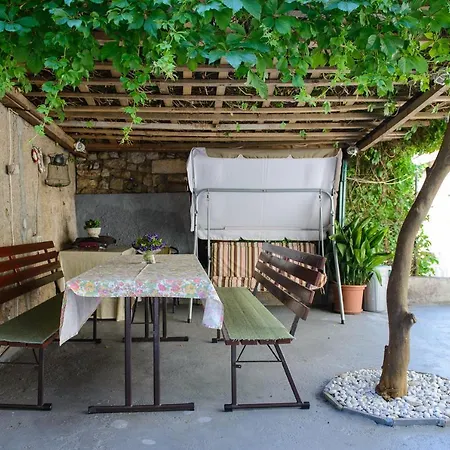 Charming 2-bedroom With Ocean Views In *